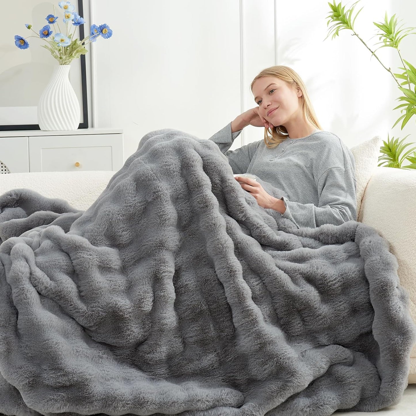 Cozy Bliss Faux Fur Throw Blanket for Couch, Fuzzy Soft Plush Thick Bubble Blanket for Sofa Bedroom Living Room, 90 * 90 Inches Light Grey
